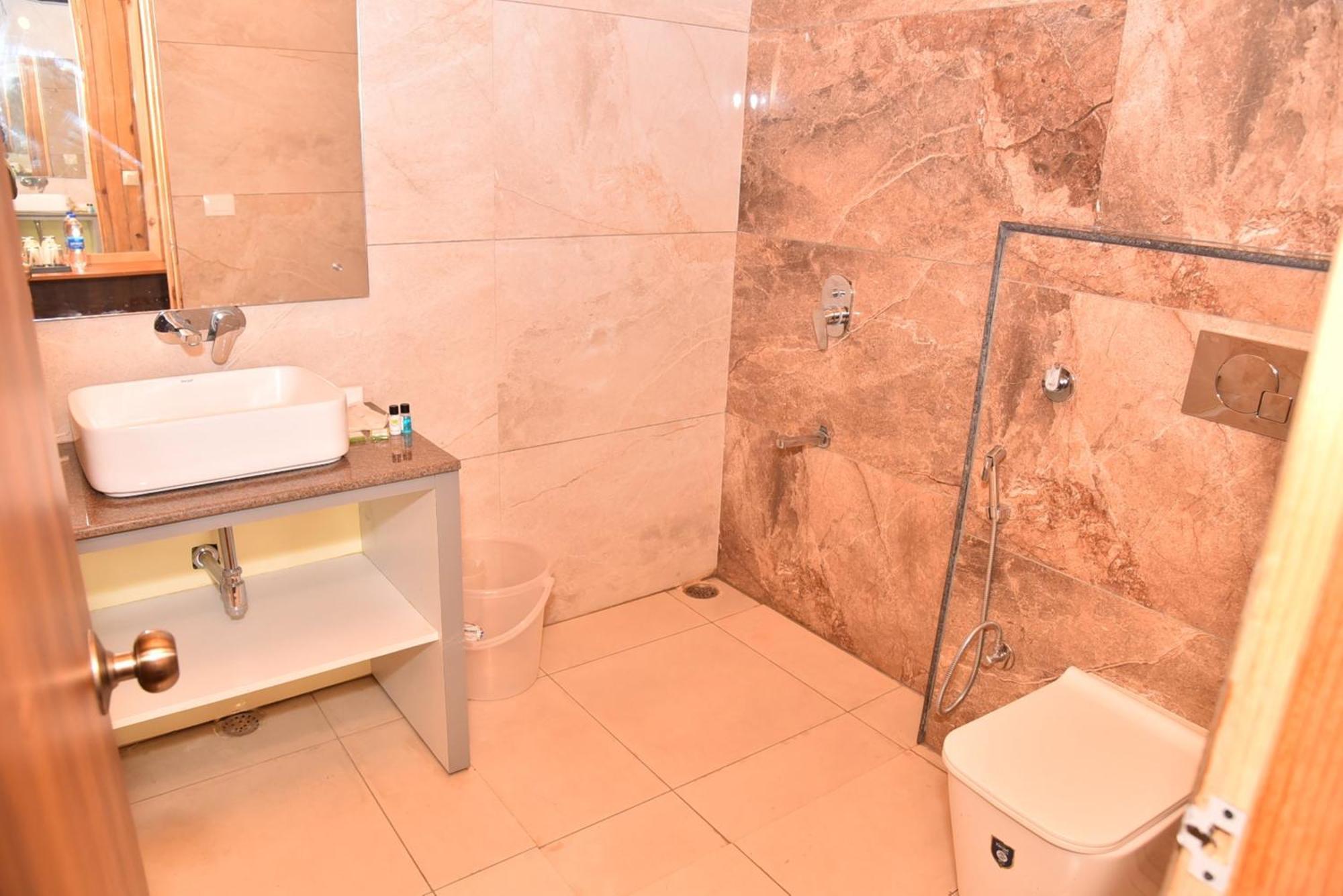 Qcent Woods Resort & Spa, Rishīkesh Exteriör bild